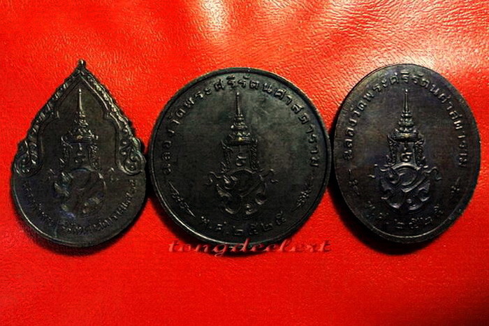 เหรียญพระแก้วมรกต ภปร.ฉลองกรุงรัตนโกสินทร์ 200 ปี พ.ศ. 2525 ครบชุด 3 ฤดูค่ะ