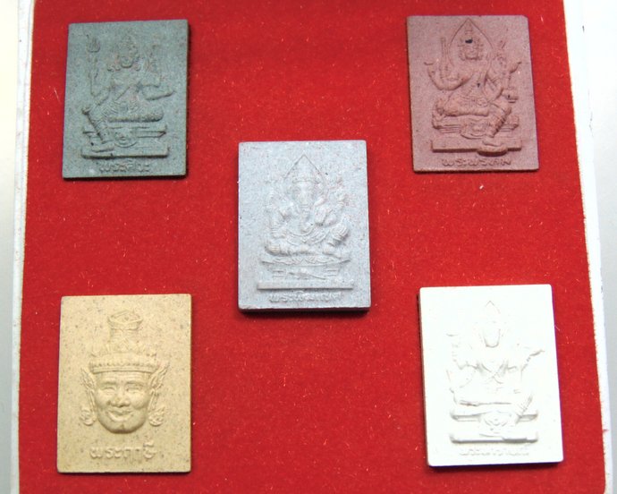 ชุดมหาเทพ สก.เฉลิมพระชนมพรรษา 6 รอบ ปี47 จัดสร้างโดยสภาผู้แทนราษฎร