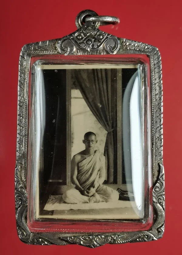 รูปถ่ายในหลวงทรงผนวช ออกวัดบวร ประทับตราวัด