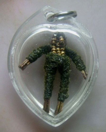 **วัดใจ**หุ่นพยนต์พันสายสิญจ์ เก่าๆ ไม่ทราบที่ เลี่ยมสวยพร้อมใช้**เครื่องรางปกป้องคุ้มครอง ให้โชคลาภ