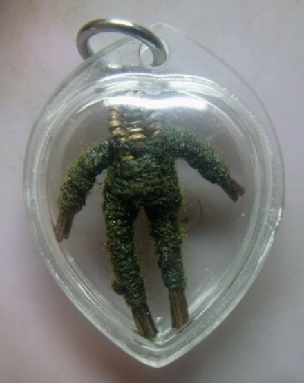 **วัดใจ**หุ่นพยนต์พันสายสิญจ์ เก่าๆ ไม่ทราบที่ เลี่ยมสวยพร้อมใช้**เครื่องรางปกป้องคุ้มครอง ให้โชคลาภ