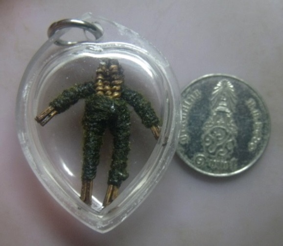 **วัดใจ**หุ่นพยนต์พันสายสิญจ์ เก่าๆ ไม่ทราบที่ เลี่ยมสวยพร้อมใช้**เครื่องรางปกป้องคุ้มครอง ให้โชคลาภ