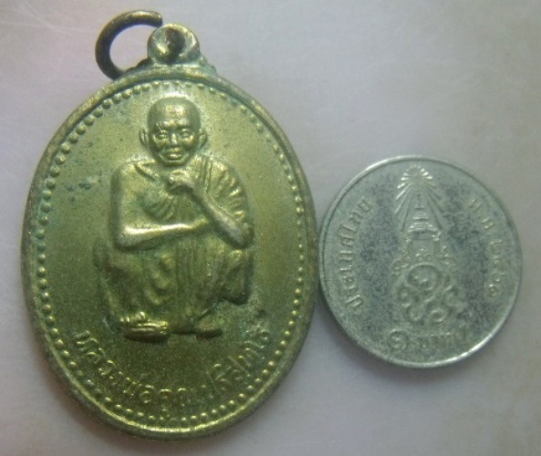 **วัดใจ**เหรียญหลวงพ่อคูณ วัดบ้านไร่ รุ่นเสาร์๕ คูณพันล้าน จ.นครราชสีมา ปี ๒๕๓๗**กะไหล่ทอง หลังยันต์