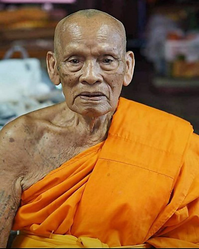 หลวงพ่อพัฒน์ วัดห้วยด้วน จ.นครสวรรค์ รุ่นพยัคฆ์ปุญญกาโม เนื้อชนวน ลงยาเหลือง No.2 พร้อมกล่องเดิม