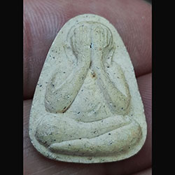 พระปิดตา เนื้อผง หลังยันต์ ไม่ทราบที่