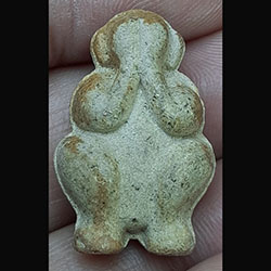 พระปิดตา หลังยันต์ เนื้อผง ไม่ทราบที่