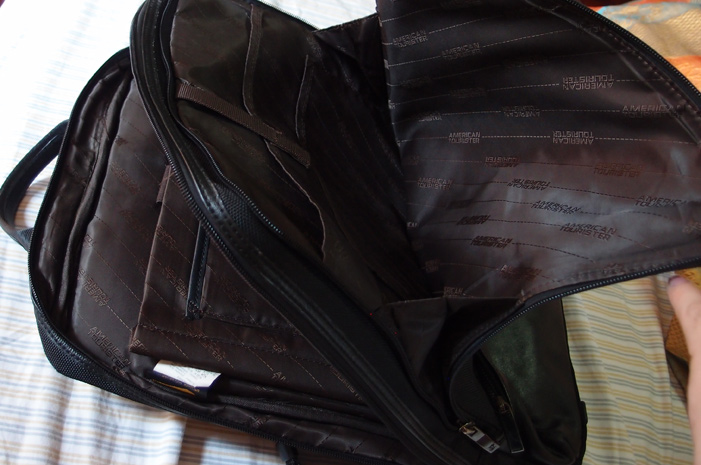 เป้ AMERICAN TOURISTER ของแท้ สีดำ ด้านในสีน้ำตาล พิมพ์ลายโลโก้ตลอดใบ