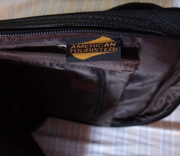 เป้ AMERICAN TOURISTER ของแท้ สีดำ ด้านในสีน้ำตาล พิมพ์ลายโลโก้ตลอดใบ