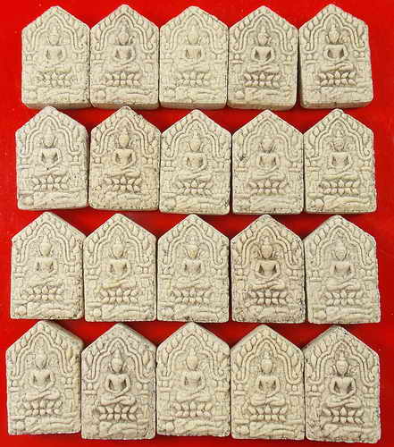 พระขุนแผนพรายกุมารพิมพ์เล็ก หลวงพ่อคูณ เนื้อผงแตกลายงา รุ่นเมตตามหานิยม ๙๑ ปี ปลุกเสก 6 กันยายน 2557