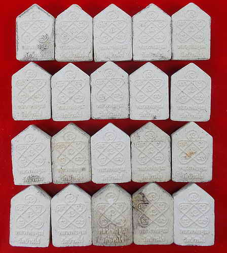 พระขุนแผนพรายกุมารพิมพ์เล็ก หลวงพ่อคูณ เนื้อผงแตกลายงา รุ่นเมตตามหานิยม ๙๑ ปี ปลุกเสก 6 กันยายน 2557