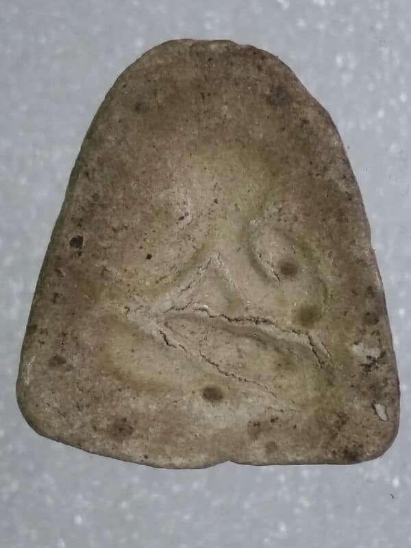 พระปิดตาเนื้อผงหลังแบบ