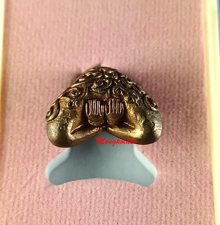 ปิดตาอุตตโม รุ่นไตรมาส 53 หลวงพ่อสาคร วัดหนองกรับ เนื้อชนวน พิมพ์ใหญ่ No,880 1ใน 1999 องค์ สภาพสวย