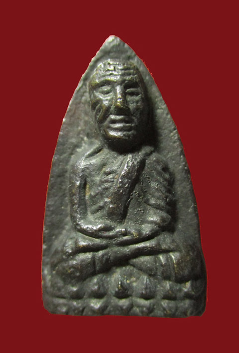 หลวงปู่ทวด หลังเตารีดพิมพ์ใหญ่ A ปี 05 (ออกวัดคอกหมู) ด้านหลังตอกโค๊ดหมู 3 ตัว