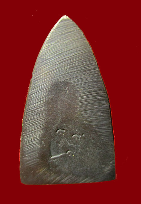 หลวงปู่ทวด หลังเตารีดพิมพ์ใหญ่ A ปี 05 (ออกวัดคอกหมู) ด้านหลังตอกโค๊ดหมู 3 ตัว