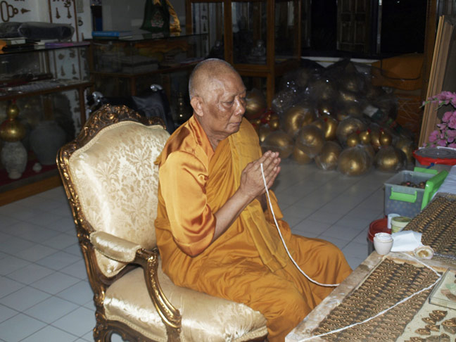 พระผงรูปเหมือนหลวงพ่อสาคร วัดหนองกรับ รุ่นไตรมาส 56 เนื้อว่าน108 ผสมผงพรายกุมาร ตะกรุดเงิน  No.799