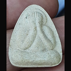 พระปิดตา เนื้อผง หลังแบบ ไม่ทราบที่