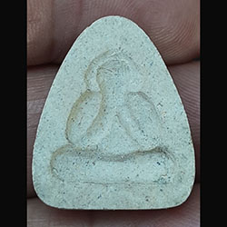 พระปิดตา เนื้อผง หลังแบบ ไม่ทราบที่