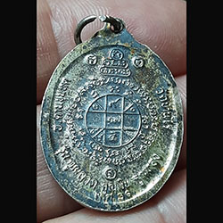 เหรียญ หลวงพ่อคูณ ปริสฺทโธ รุ่น คูณลาภ คูณเงิน คูณทอง ปี36 (((( เนื้อเงิน ))))