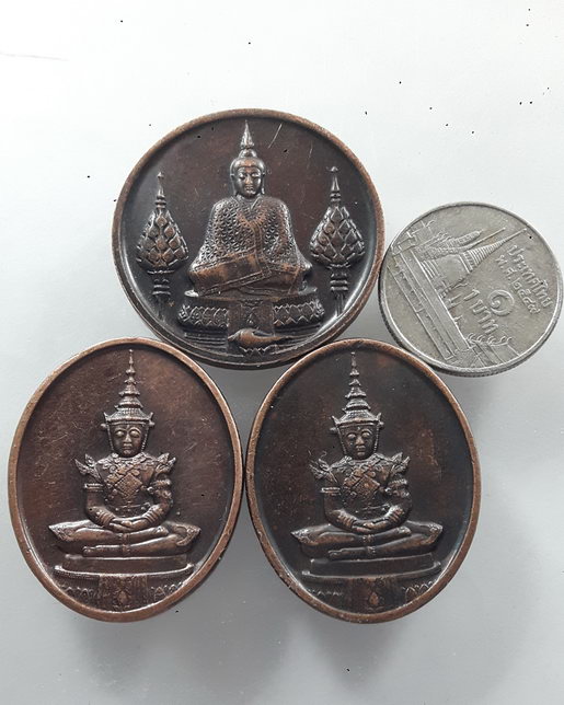 “ เหรียญ พระแก้วมรกต หลัง ภปร. วัดพระศรีรัตนศาสดาราม ปี 2525 ทีเดียว 3 เหรียญสวยงามครับ ”