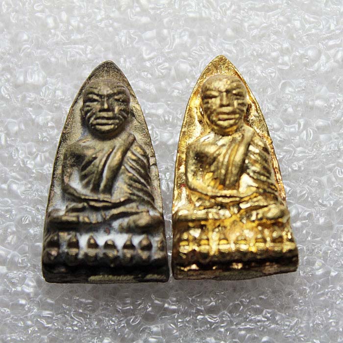 หลวงปู่ทวด หลังเตารีด ญสส.84 เจริญปลอดภัย 7 รอบ เนื้อสัมฤทธิ ์ วัดบวรนิเวศ ปี 40 ผสมแผ่นยันต์ชนวนเก่