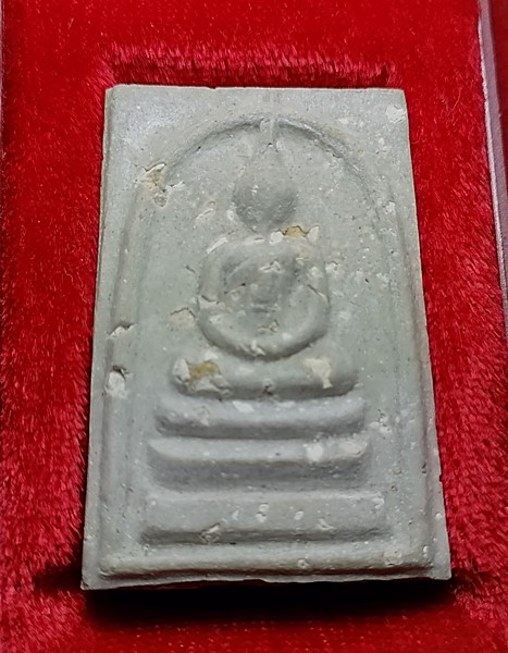 สมเด็จบางขุนพรหม ปี43 รุ่น อุดมมงคล พิมพ์ใหญ่ A โรยผงเก่า พร้อมกล่อง  (มีกะเทาะด้านล่าง ตามรูป) 