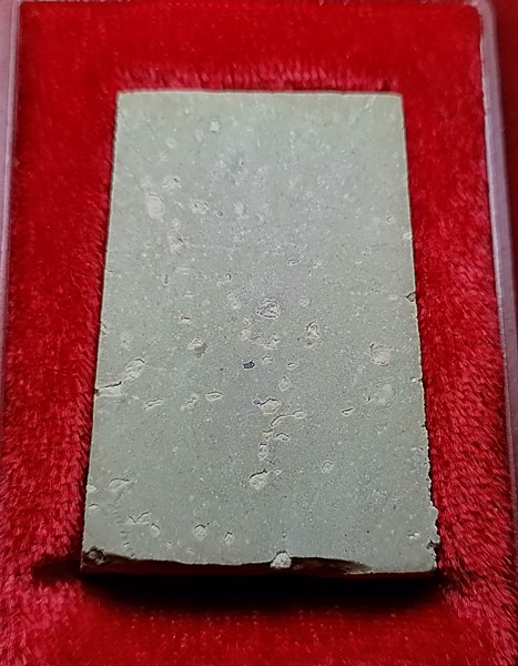 สมเด็จบางขุนพรหม ปี43 รุ่น อุดมมงคล พิมพ์ใหญ่ A โรยผงเก่า พร้อมกล่อง  (มีกะเทาะด้านล่าง ตามรูป) 