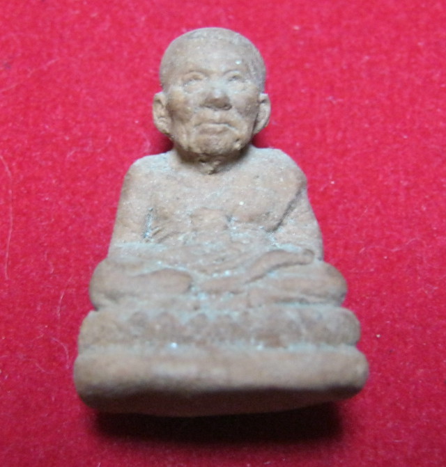 หลวงปู่ทวดเนื้อว่านลอยองค์  วัดสะบ้าย้อย จ.สงขลา ปี 2539 เนื้อแดงนิยม 