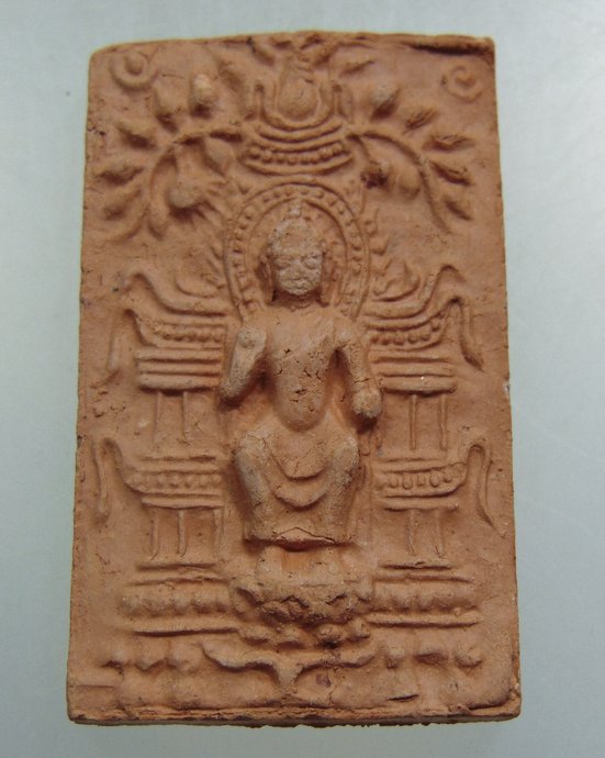 ๒๐ พระพิมพ์นั่งเมือง เนื้อดินกรุเก่า