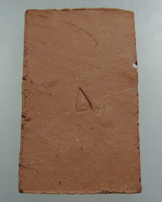 ๒๐ พระพิมพ์นั่งเมือง เนื้อดินกรุเก่า