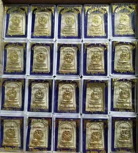 วัดใจแดง 4,000 บาท...พระสมเด็จวัดระฆัง รุ่นแตกลายงา ปี 2556 ยกลัง 100 องค์