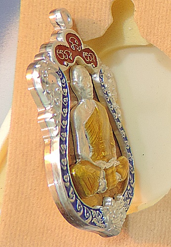 เสมามนต์มหากาฬ หลังหนุมาน ปี 2557 **เนื้อ(พื้น)นวะโลหะ +ขอบกนกเงิน+องค์เงินลงยา 3 สี ปะฉลุ 3 ชิ้น