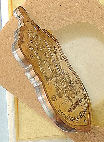 เสมามนต์มหากาฬ หลังหนุมาน ปี 2557 **เนื้อ(พื้น)นวะโลหะ +ขอบกนกเงิน+องค์เงินลงยา 3 สี ปะฉลุ 3 ชิ้น