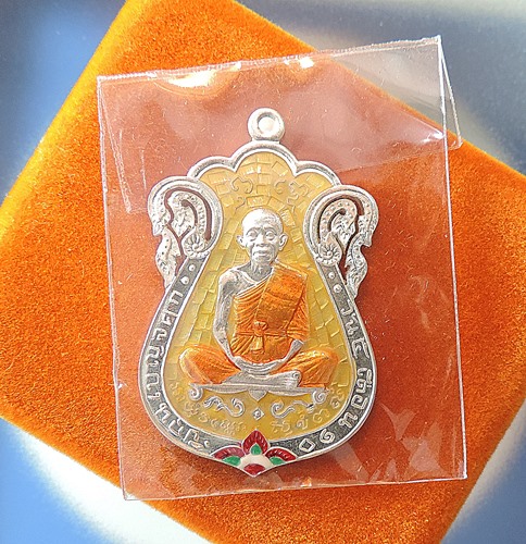 No.๑๑๑ / เสมา"ที่ระฤกเลื่อนสมณศักดิ์ ๔๗"  ปี 2557 **เนื้อเงินลงยาสีเหลือง กึ่งหลังเรียบ "งานฉลุมือ"