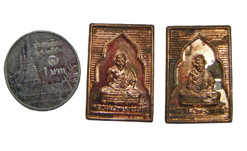 หลวงพ่อเกษม เขมโก เหรียญพิมพ์เล็กเนื้อทองแดงผิวไฟสวยๆ รุ่นชนะศึกชายแดน ปี๒๕๒๘ เคาะเดียวครับ