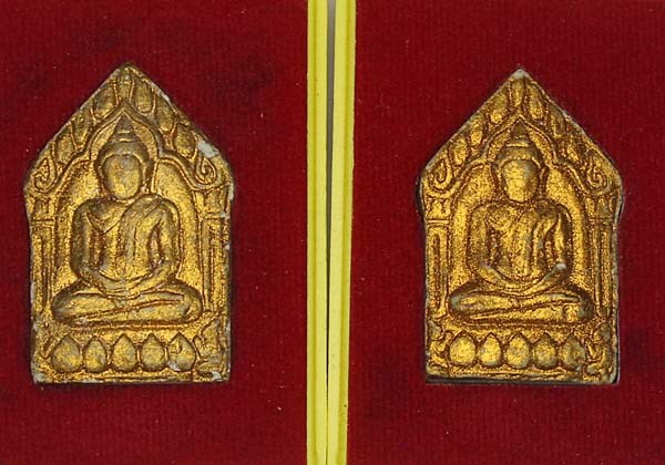พระขุนแผนแสนพลพ่าย ปัดทอง ด้านหลังฝังตะกรุด  พิมพ์ใหญ่  ผสมผงพรายกุมาร 2002 ออกปี2554 หลวงปู่บัว ถาม