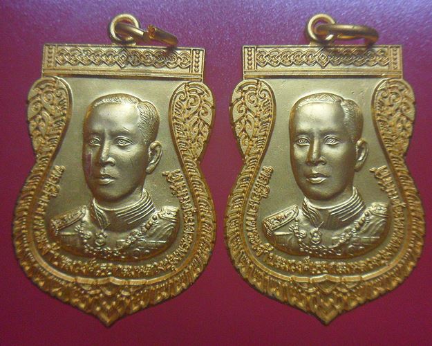 เหรียญกะหลั่ยทอง กรมหลวงชุมพร หลังหลวงปู่ศุข รุ่นฉลองศาล ปี 43 พร้อมกล่องเดิม