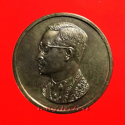 เหรียญในหลวงคุ้มเกล้า โรงพยาบาลภูมิพล ปี 2522 เนื้อนวโลหะ สวยมากค่ะ