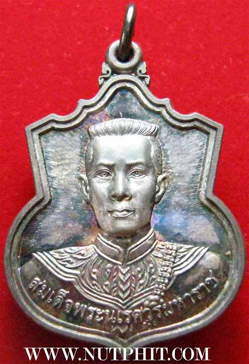 เหรียญพระนเรศวร รุ่นสู้ เนื้อเงินแท้ผิวสวยจนขึ้นรุ้ง+บัตรรับรองพระแท้*194