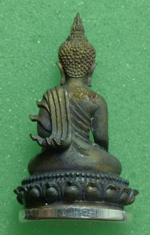 พระกริ่งมิ่งมงคล หลวงพ่อพัฒน์ วัดห้วยด้วน เนื้อสำริด ฐานกะไหล่เงิน หมายเลข 353