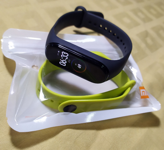 mi band4 สายรัดสุขภาพข้อมืออัจฉริยะ สายดำ  + สายชาร์จ  มีแถมสาย mi สีเหลืองเพิ่มให้ฟรี 1 เส้น