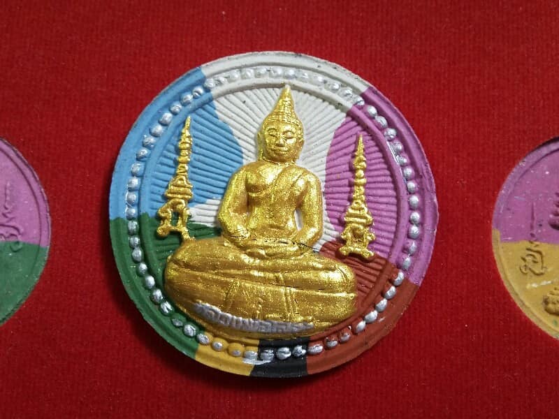 พระผงหลวงพ่อหลวงพ่อโสธรเจ็ดสี รุ่นสามพี่น้อง หลวงพ่อโต หลวงพ่อโสธร หลวงพ่อวัดบ้านแหลม +กล่อง