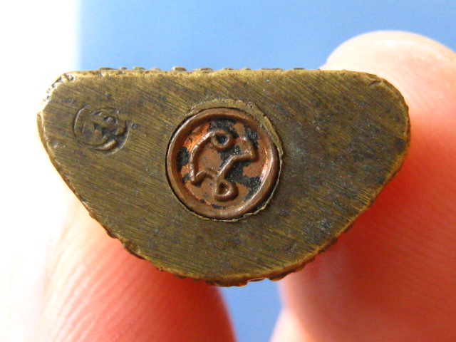 รูปหล่อ หลวงพ่อดำ วัดลาดสิงห์ สุพรรณบุรี