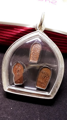 ปรกใบมะขาม เลี่ยมกรอบเงินแท้พร้อมบัตรรับรองพระแท้ทุกรายการ เสริมดวง โชคลาภ ค้าขาย  สวยเดิมครับ