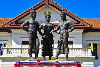 เหรียญสามกษัตริย์ พ่อขุนรามคำแหง พญาเม็งราย พญางำเมือง เชียงใหม่ ปี 2525 หลวงปู่แหวนปลุกเสก สวยเดิม