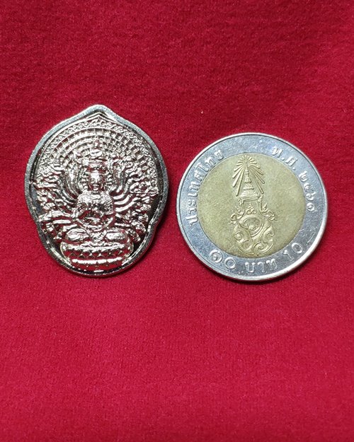 เหรียญพระโพธิสัตว์เจ้าแม่กวนอิมพันมือ กะไหล่เงิน (ไม่ทราบวัด)