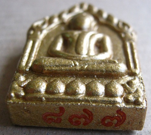 ขุนแผน"มนูญโญ 65"ปี 2545 เนื้อผงผสมว่านสบู่เลือดทาทอง ฝังเส้นเกศา ฝังตะกรุดสาริกา1ดอก หมายเลข877