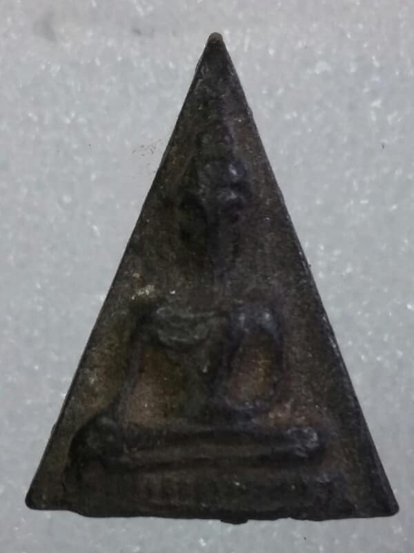 พระผง พิมพ์นางพญา  ไม่ทราบที่    เคาะเดียวครับ