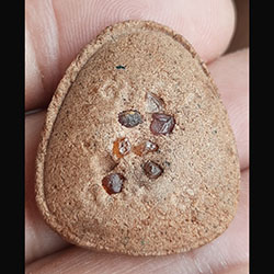 พระปิดตา เนื้อผง ฝังพลอย ไม่ทราบที่