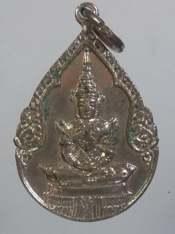 เหรียญพระแก้วมรกต ออกวัดข่อย สิงห์บุรี เนื้อกะไหล่เงิน เคาะเดียวครับ