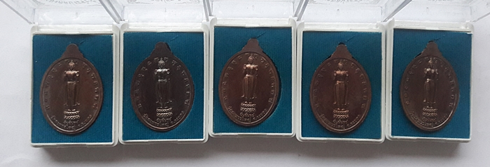 เหรียญประจำวัดเกิด หลวงพ่อสิน วัดระหานใหญ่ เนื้อทองแดง รมดำ พร้อมกล่อง สวยๆ  จำนวน 5 องค์ ราคาเคาะ